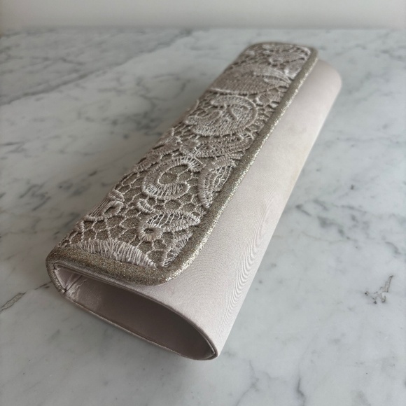 Powder-colour shiny lace clutch bag - Picture 3 of 5